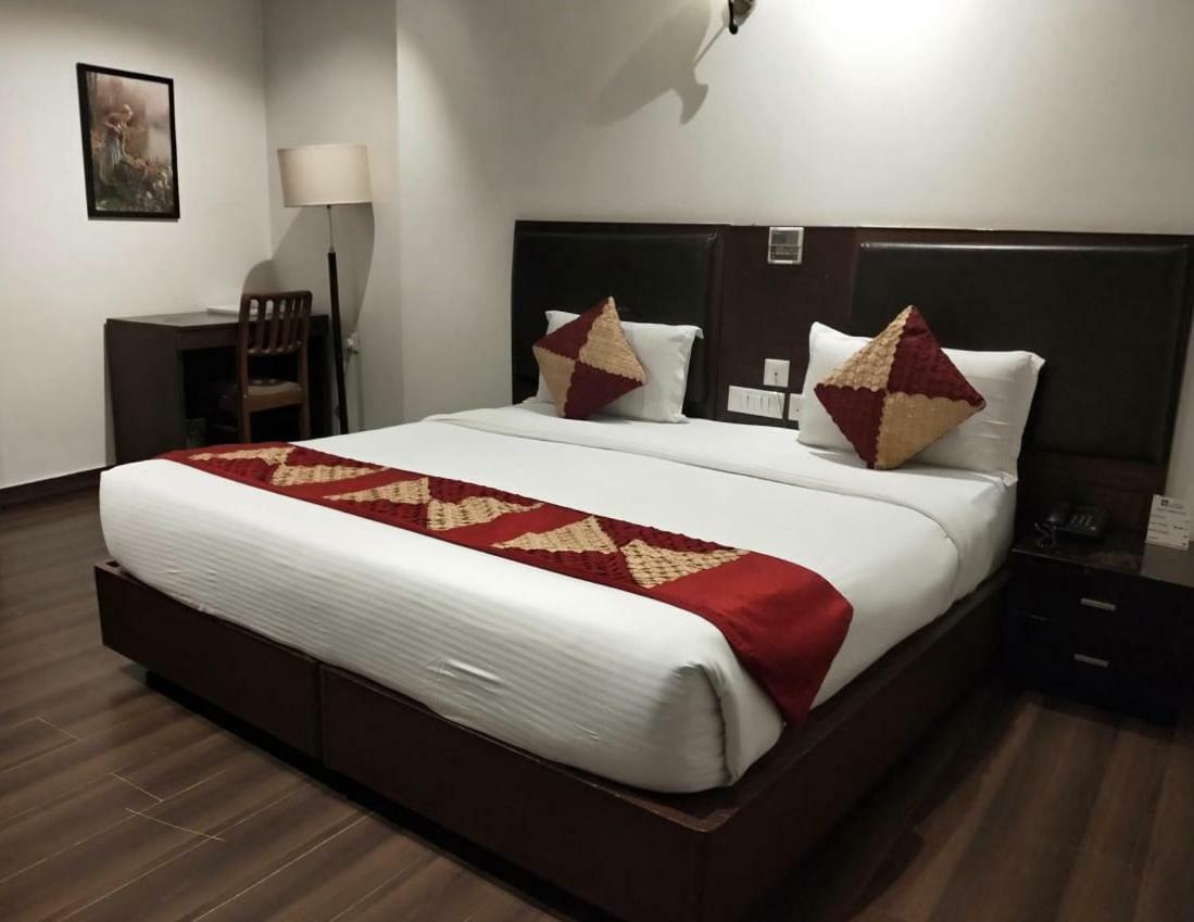 Hotel Saptagiri Нью-Дели Экстерьер фото
